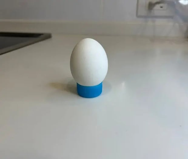 ペットボトルのキャップに卵を置いた様子（撮影：grapeフード編集部）