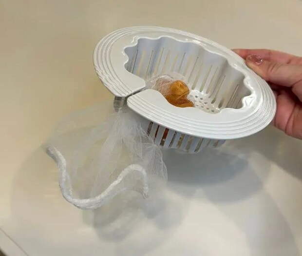 排水口キャッチから水切りネットを外す様子（撮影：grapeライフハック編集部）