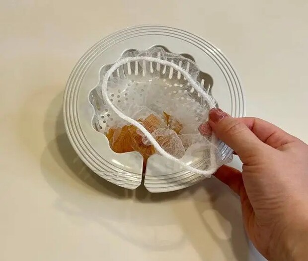 排水口キャッチに水切りネットを取りつけている様子（撮影：grapeライフハック編集部）