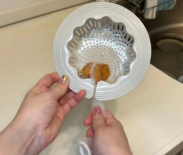 排水口ネットの水分を絞っている様子（撮影：grapeライフハック編集部）