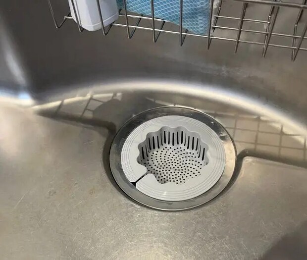 排水口にセットした排水口キャッチ（撮影：grapeライフハック編集部）