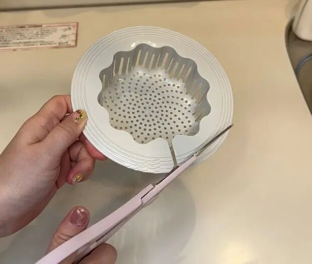 排水口キャッチを切っている様子（撮影：grapeライフハック編集部）