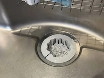 ネットを下に引っ張るだけ！　ダイソーの便利アイテムで『水気を切る不快感』が消えた