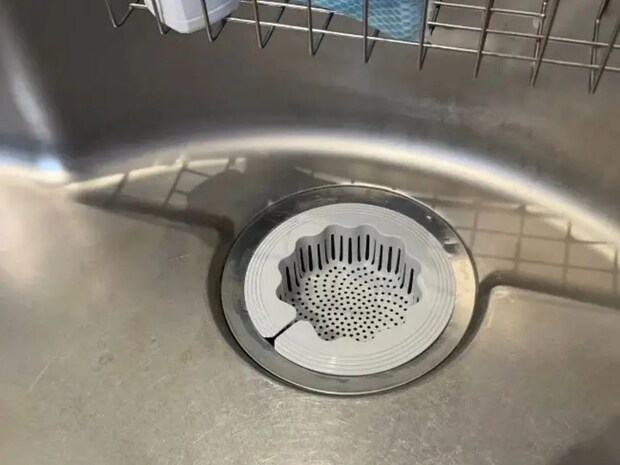 ネットを下に引っ張るだけ！　ダイソーの便利アイテムで『水気を切る不快感』が消えた