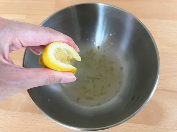 レモンの切れ端を絞っている写真（撮影：grapeフード編集部）