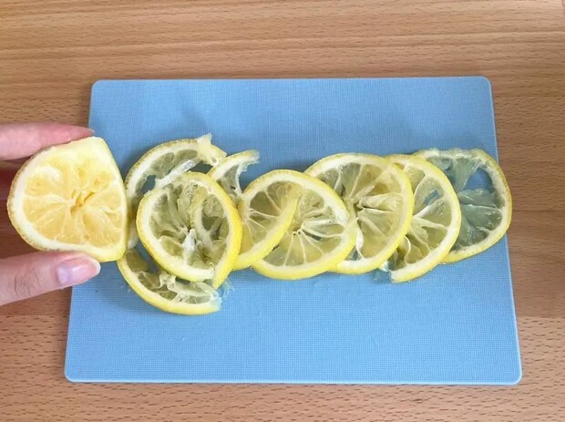 薄切りにしたレモンの写真（撮影：grapeフード編集部）