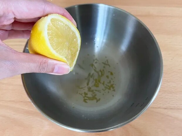 しぼっているレモンの写真（撮影：grapeフード編集部）