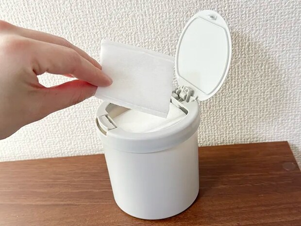 『ワンタッチ綿棒ケース』にコットンパフを入れている画像（撮影：grapeライフハック編集部）