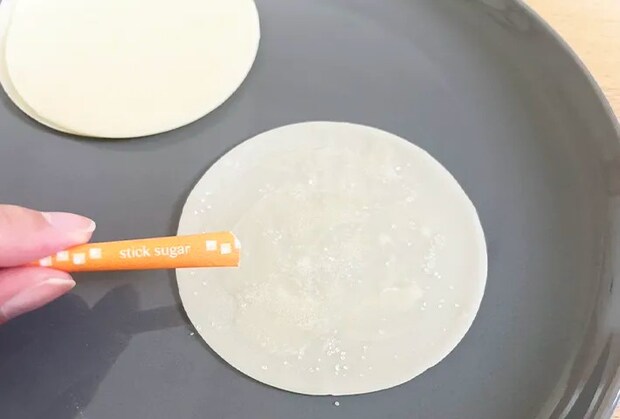 シュガーをかけた餃子の皮の写真（撮影：grapeフード編集部）