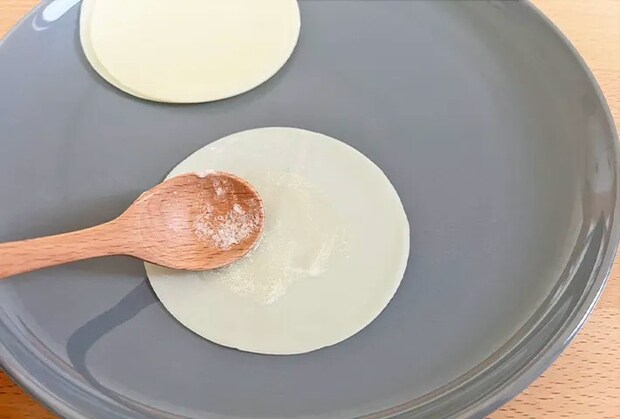 バターを塗った餃子の皮の写真（撮影：grapeフード編集部）