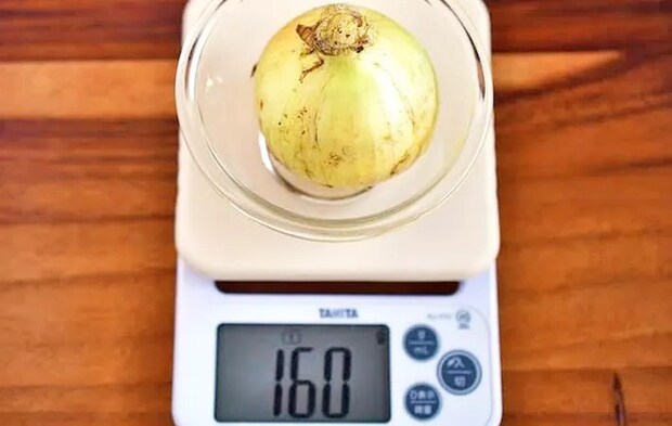 『新タマネギの重さを測る』写真（撮影：小泉明代）