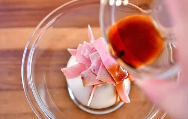 『丸ごと新タマネギのレンジ蒸し』を作る写真（撮影：小泉明代）