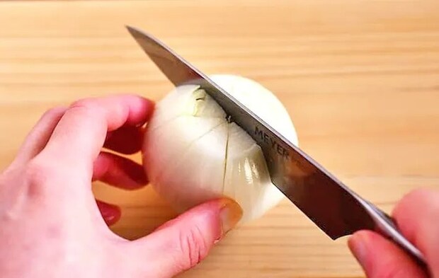 『丸ごと新タマネギのレンジ蒸し』を作る写真（撮影：小泉明代）