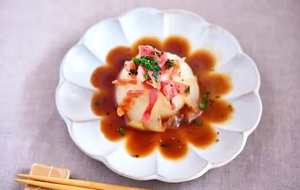 『丸ごと新タマネギのレンジ蒸し』の完成写真（撮影：小泉明代）