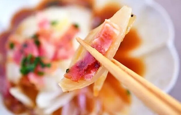 『丸ごと新タマネギのレンジ蒸し』の完成写真（撮影：小泉明代）