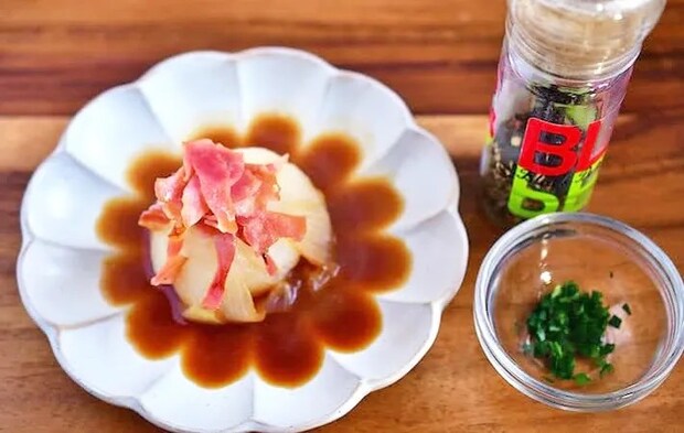 『丸ごと新タマネギのレンジ蒸し』の完成写真（撮影：小泉明代）