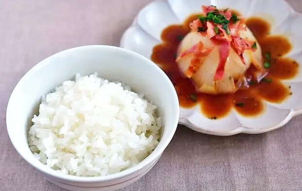 『丸ごと新タマネギのレンジ蒸しとご飯』の写真（撮影：小泉明代）