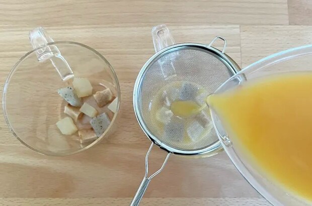 液を茶こしでこしている写真（撮影：grapeフード編集部）