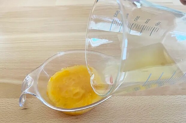 卵液に煮汁を加えている写真（撮影：grapeフード編集部）