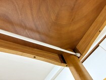 テーブルの下に『つっぱり棒』を設置　スタイリッシュな収納術に「目からウロコ」