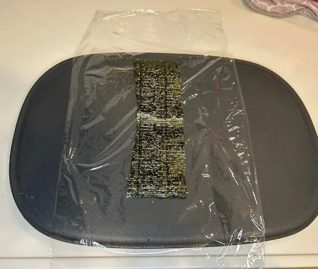 ラップの中央に海苔を置く様子（撮影：grapeフード編集部）