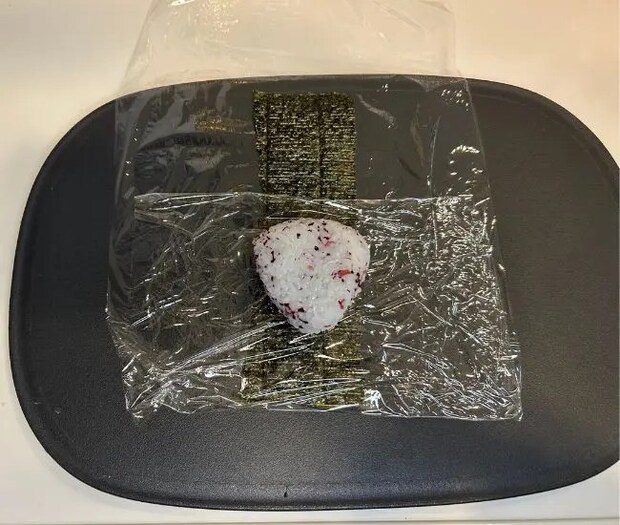 おにぎりを置く様子（撮影：grapeフード編集部）