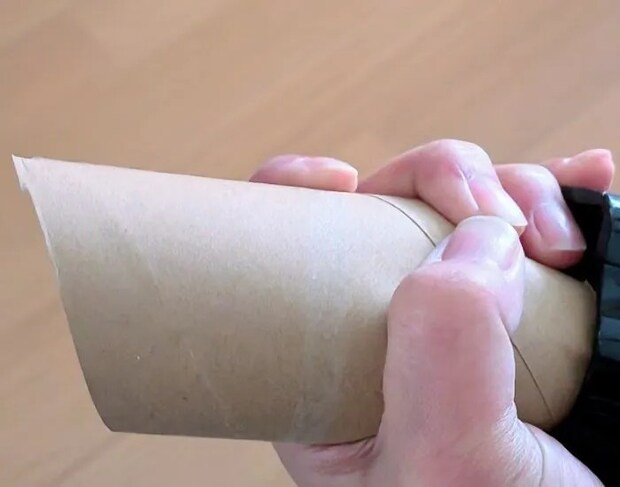 差し込み部分を手で調整する様子（撮影：grapeライフハック編集部）