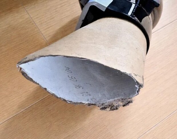 サッシの溝のホコリを吸い取る様子（撮影：grapeライフハック編集部）