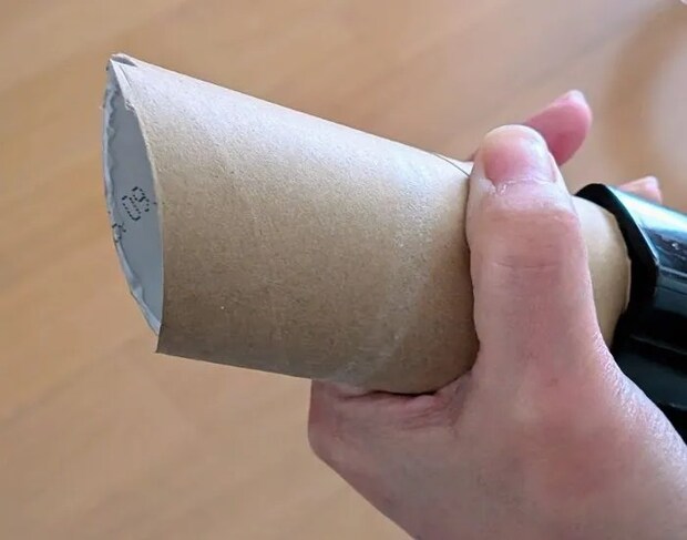 掃除機のパイプに差し込んだトイレットペーパーの芯（撮影：grapeライフハック編集部）