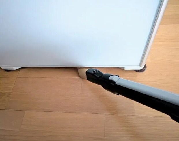 細い隙間を自作ノズルで掃除する様子（撮影：grapeライフハック編集部）