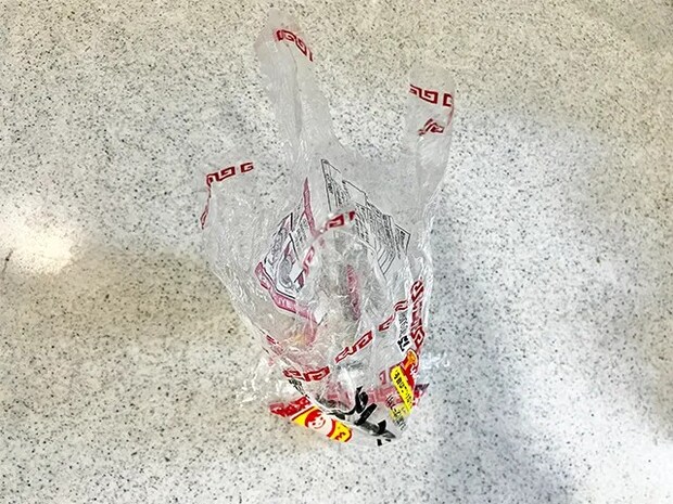 焼きそばの袋を立てた後の場面（撮影：grapeライフハック編集部）