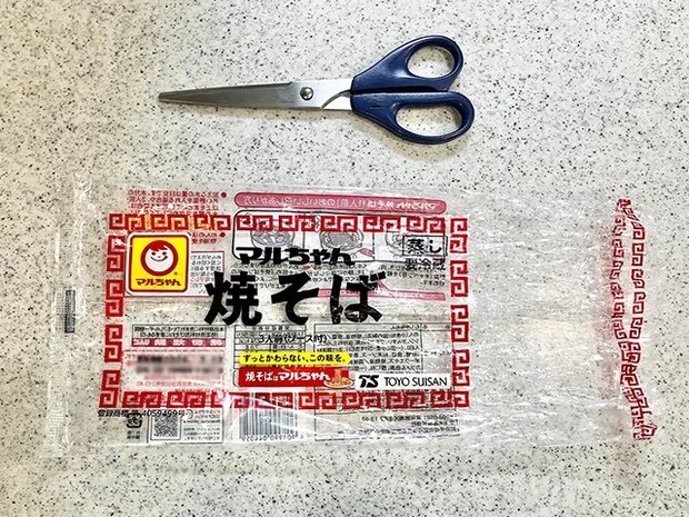 焼きそばの袋とハサミを置いた場面（撮影：grapeライフハック編集部）