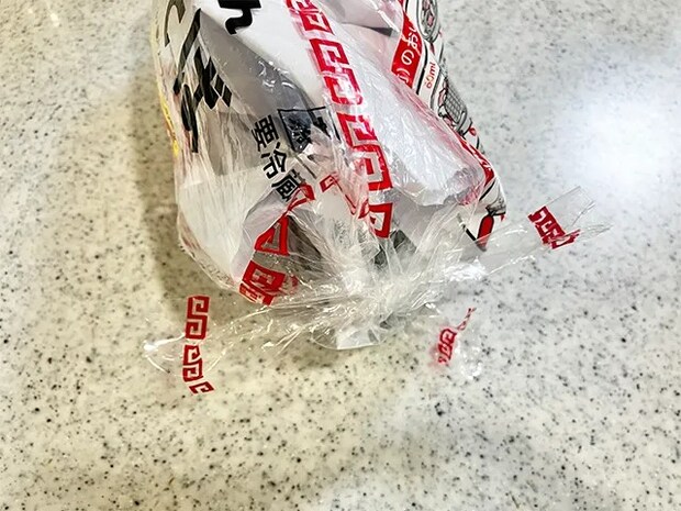 焼きそばの袋を結んだ場面（撮影：grapeライフハック編集部）