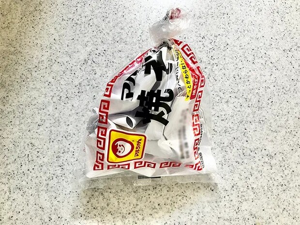 焼きそばの袋を結んだ場面（撮影：grapeライフハック編集部）