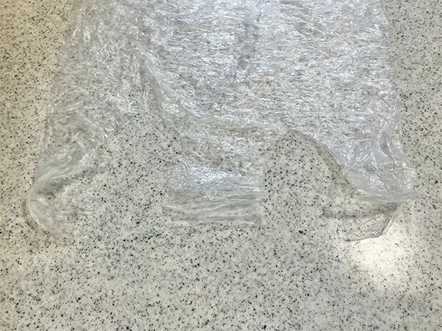 ポリ袋を切った場面（撮影：grapeライフハック編集部）