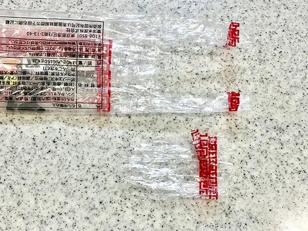 焼きそばの袋の開け口を切った場面（撮影：grapeライフハック編集部）