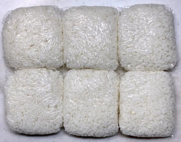 ラップで包まれたごはん