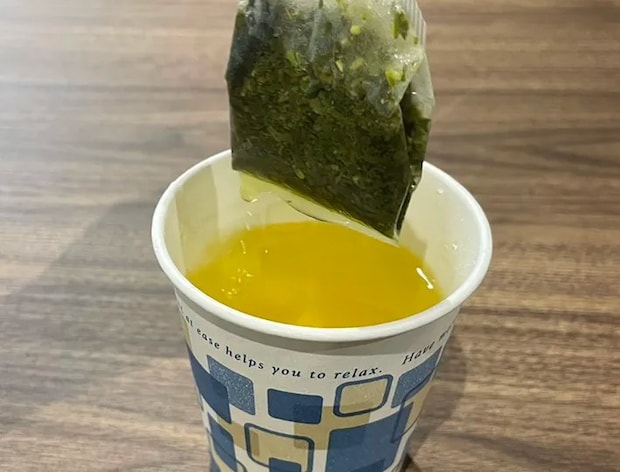 水滴が垂れるティーバッグの写真（撮影：grapeライフハック編集部）