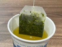 ドリンクに3秒触れさせるだけ　ティーバッグから垂れる水滴を解決する裏技とは