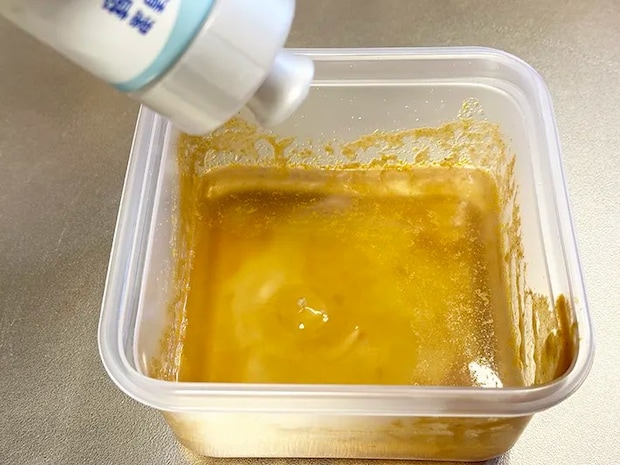 汚れたプラ容器に洗剤を入れている画像（撮影：grapeライフハック編集部）