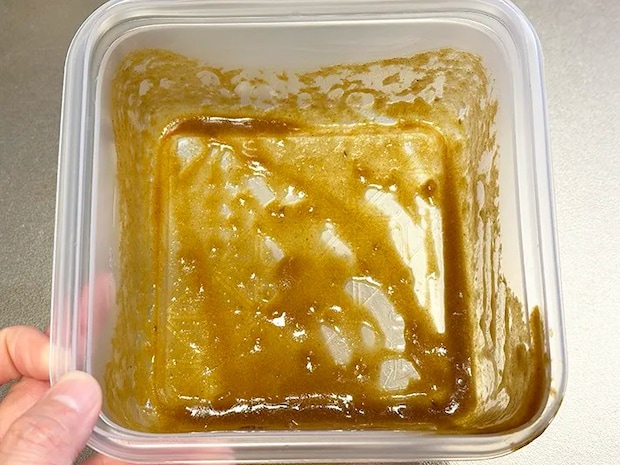 プラ容器がカレーでギトギトに汚れている画像（撮影：grapeライフハック編集部）