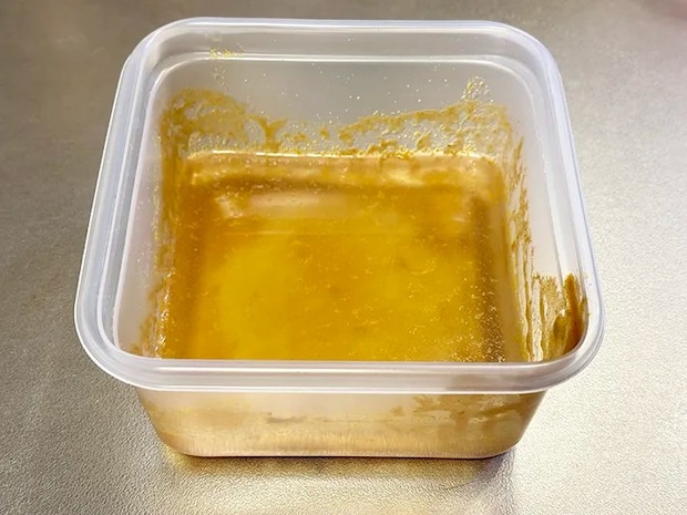 汚れたプラ容器にぬるま湯を入れている画像（撮影：grapeライフハック編集部）