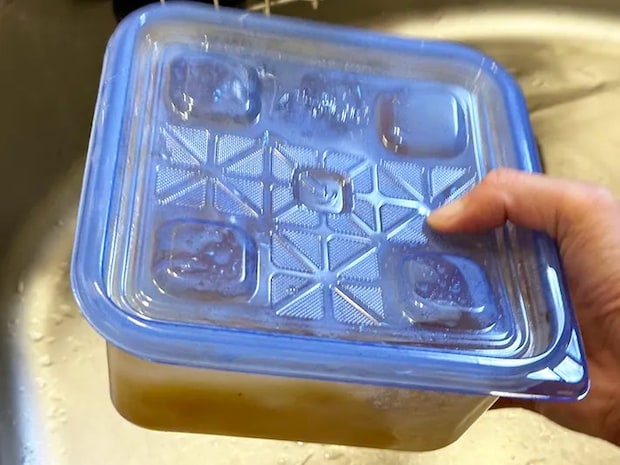 プラ容器に蓋をし、振っている画像（撮影：grapeライフハック編集部）