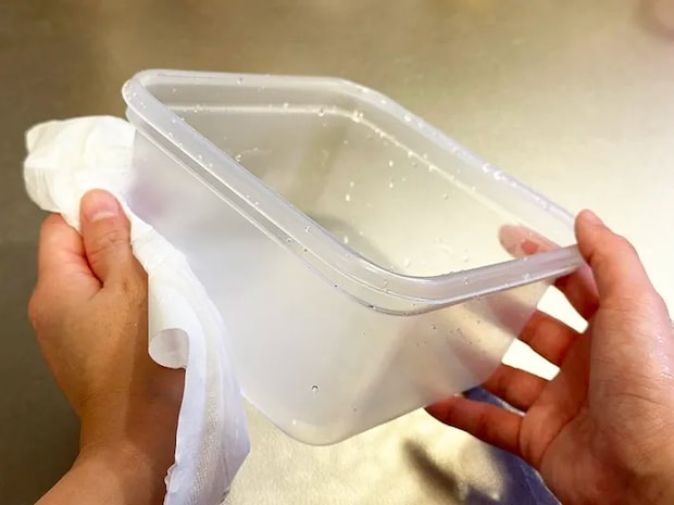 プラ容器を拭き上げている画像（撮影：grapeライフハック編集部）