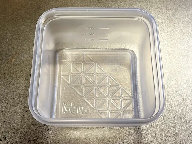 プラ容器を拭き上げた画像（撮影：grapeライフハック編集部）