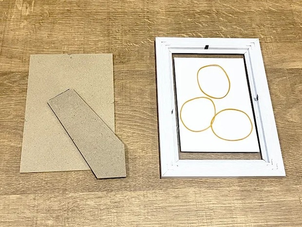 フォトフレームに輪ゴムを入れた場面（撮影：grapeライフハック編集部）