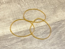 サイズが合わないフォトフレーム、あきらめないで！　写真がずれない“輪ゴム活用術”