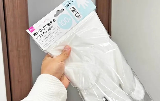 『ダイソー 引っかけたまま使用できるポリエチレン手袋』の写真（撮影：キジカク）