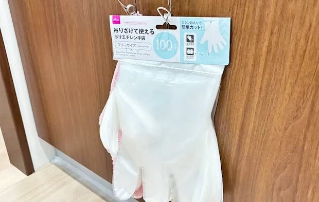 『ダイソー 引っかけたまま使用できるポリエチレン手袋』の使用写真（撮影：キジカク）