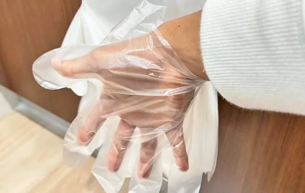 『ダイソー 引っかけたまま使用できるポリエチレン手袋』の使用写真（撮影：キジカク）